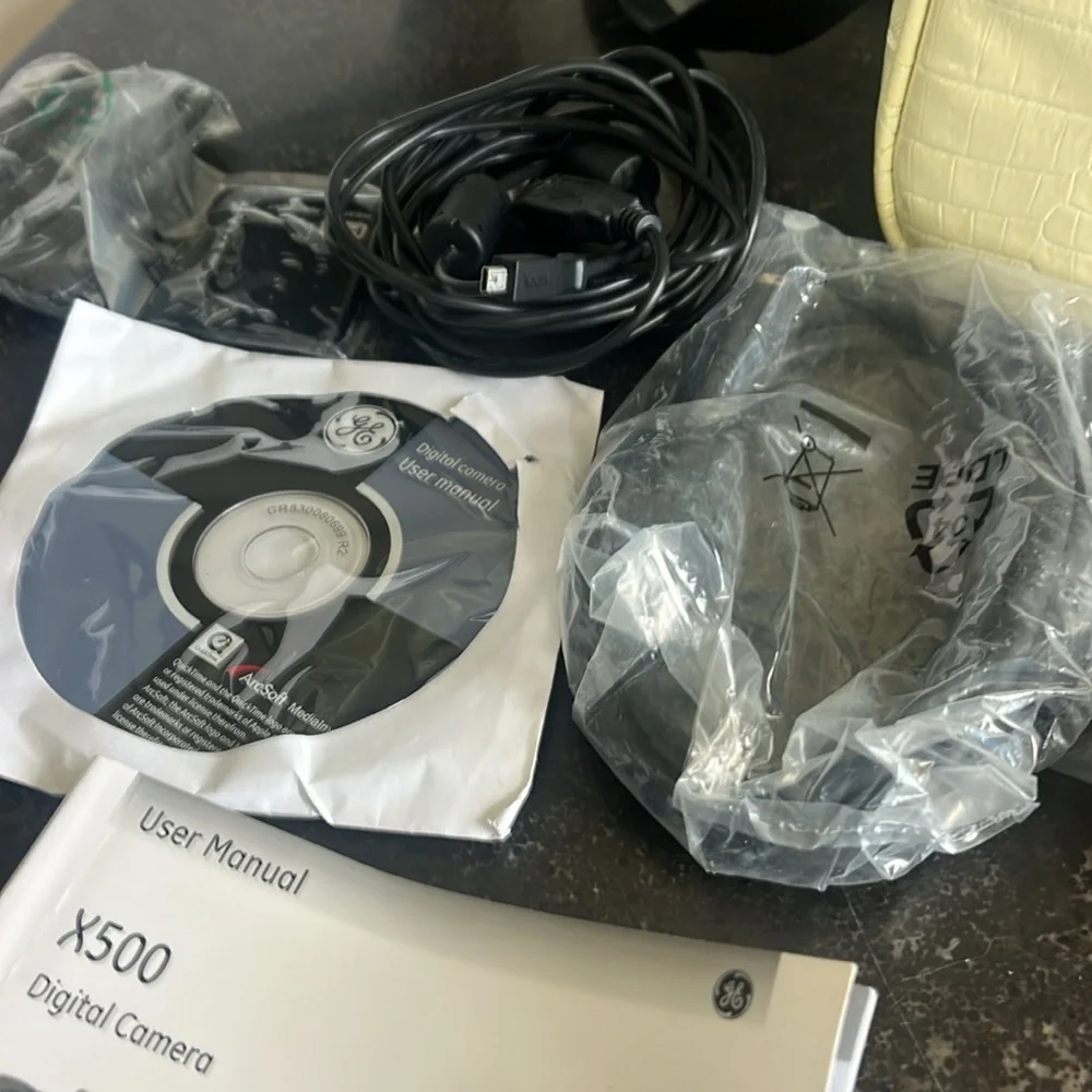 EUC GE white X500 16.0 megapixel digital camera with Carry bag and accessories